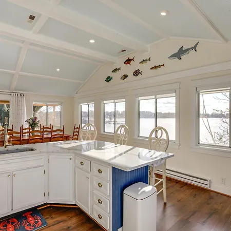 Riverfront Newburg Cottage With Deck And Gas Grill!
